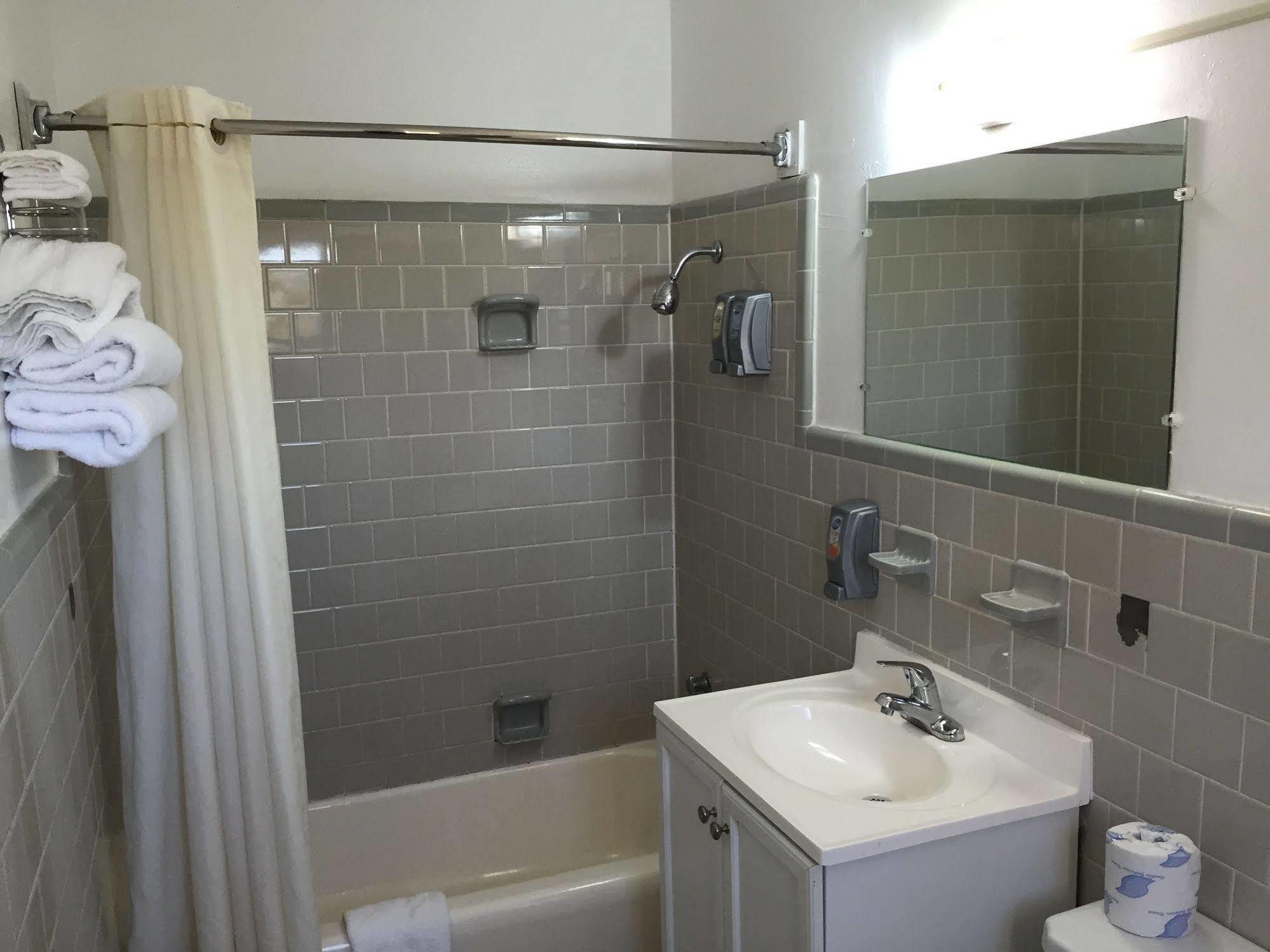 Rodeway Inn Perry Bagian luar foto